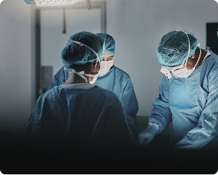 Equipe médica durante procedimento hospitalar